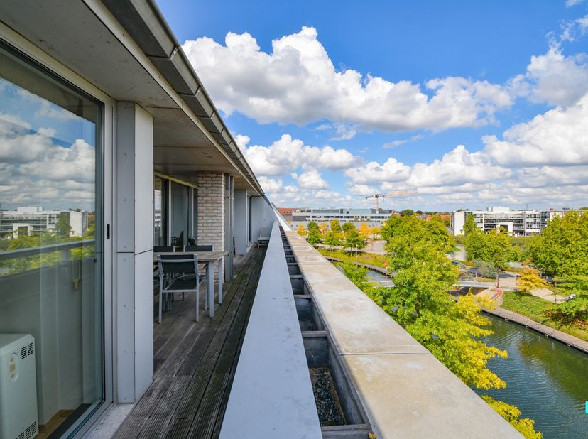 Dit verder op te frissen en&amp;nbsp;uitzonderlijk ruim duplex&amp;nbsp;appartement met drie slaapkamers en drie terrassen beschikt over een bewoonbare opperv