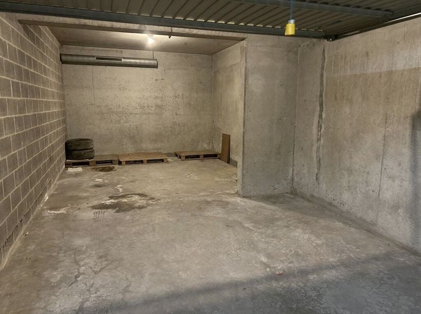 Deze ruime garage, gelegen aan de rugzijde van de zeedijk op niveau -2, biedt een uitstekende gelegenheid voor zowel het parkeren van uw voertuig als