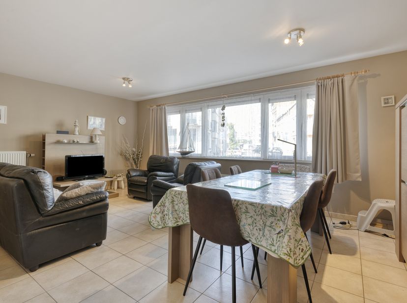 Instapklaar appartement te koop gelegen op het gelijkvloers met één slaapkamer, een slaaphoek, koertje en parking in het gebouw!<br />
<br />
Wenst u