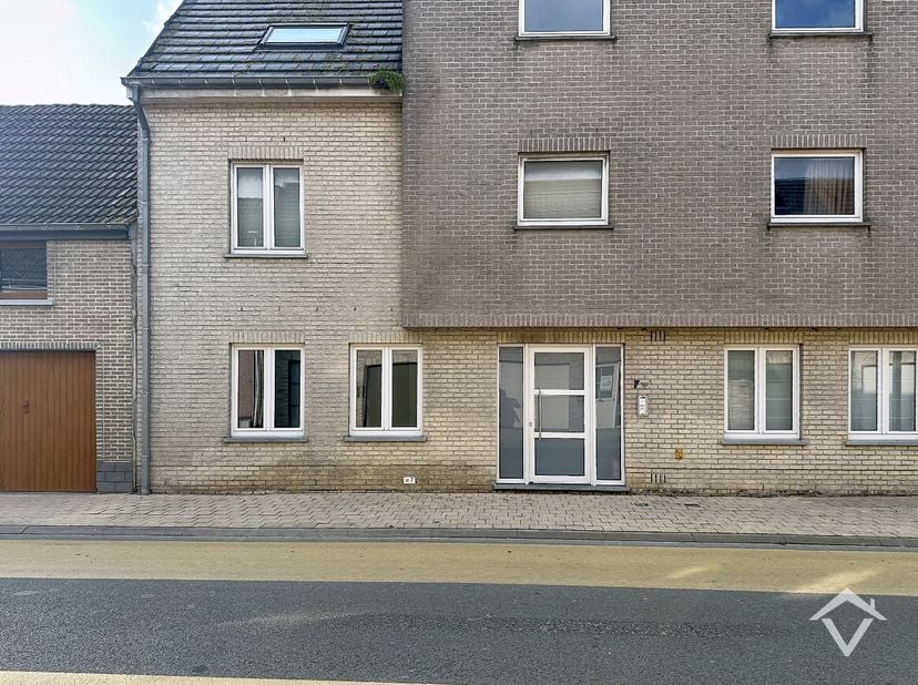 Op zoek naar een comfortabel en zonnig appartement op een vlotte ligging? Dan is dit instapklare gelijkvloers appartement in Gistel precies wat u zoek