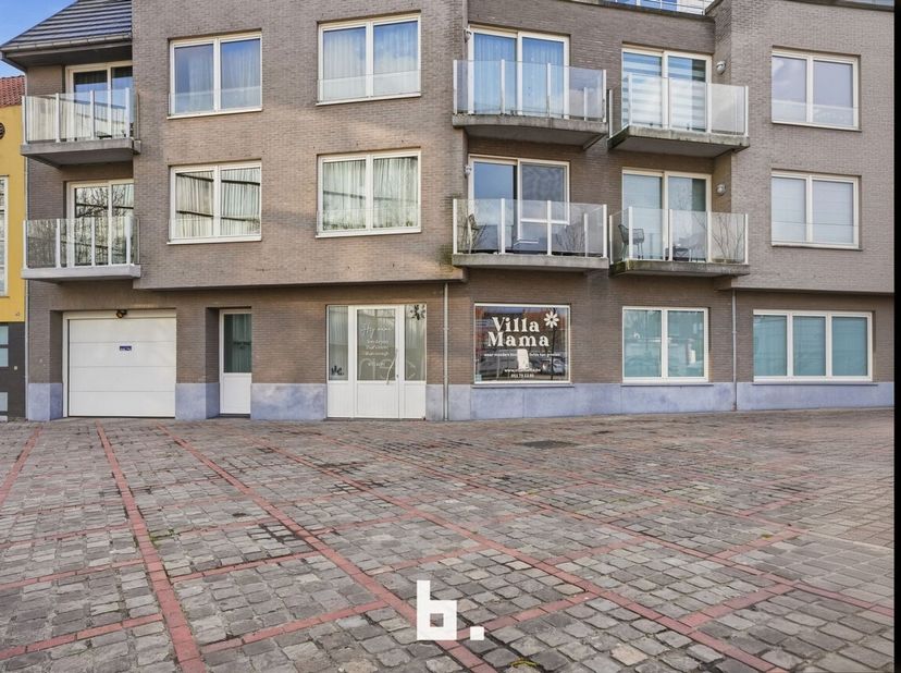 Dieze uiterst lichtrijke handelsgelijkvloers bevindt zich op een TOP locatie in het hart van Rumbeke.<br />
Het pand beschikt over parket vloeren en h