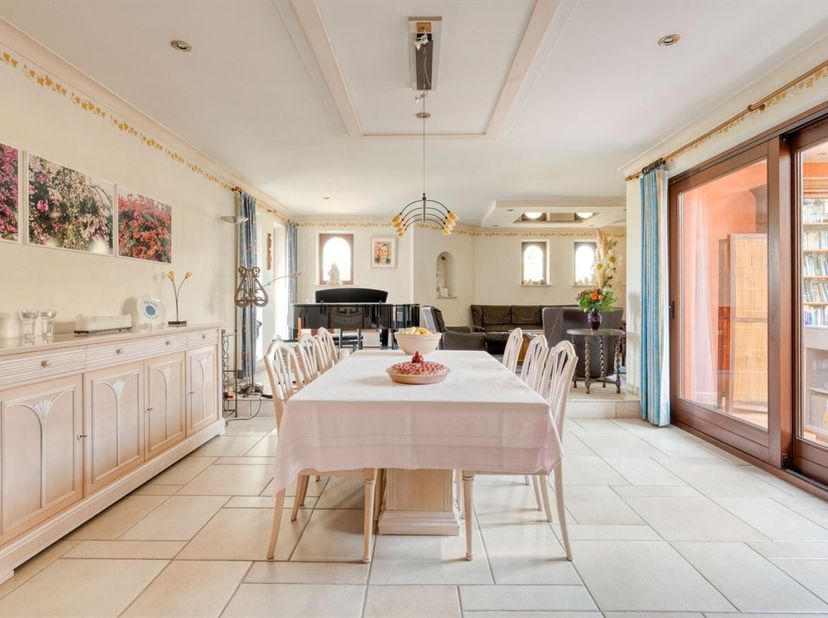 Situation : <br />
Cette spacieuse maison est située au 44 Lemmerstraat à Beerse, dans un environnement très calme, entourée de nature et de vastes pr