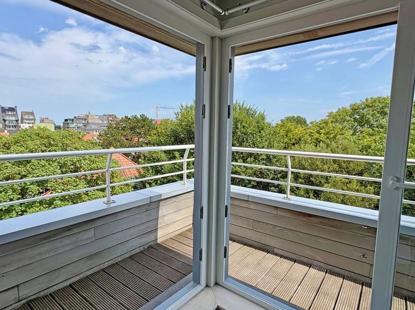 Zongericht gemeubeld appartement gelegen op enkele stappen van het strand en nabij het centrum van Sint-Idesbald. Het appartement is gelegen op de bov