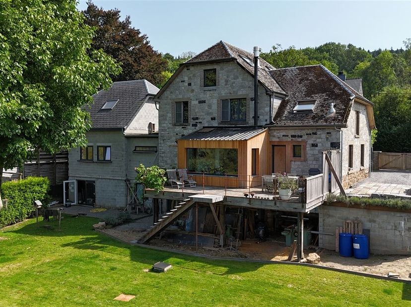 MCA Immobilier nodigt u uit om deze prachtige woning in natuursteen te ontdekken, ideaal gelegen in het charmante dorpje Heyd (Durbuy). Met een adembe