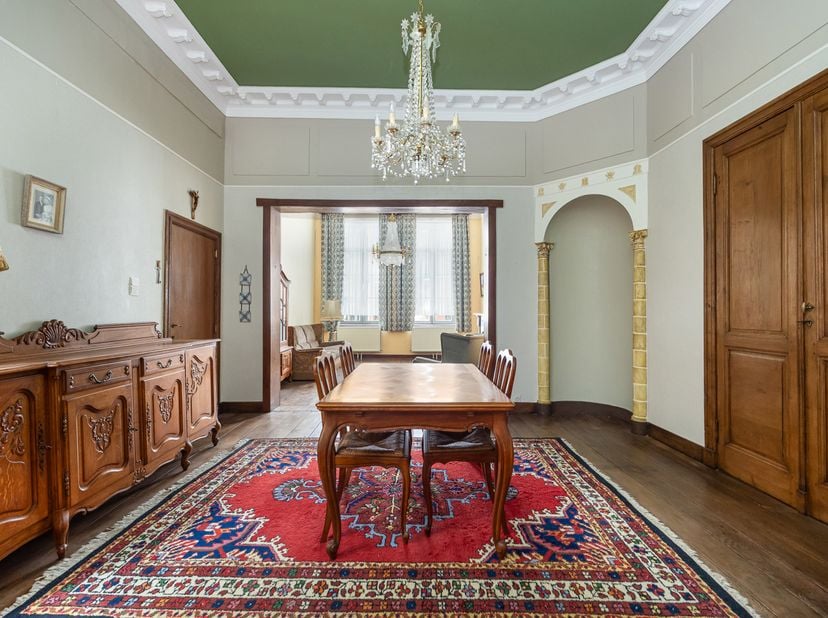 UNIEK HISTORISCH HERENHUIS MET HANDELSRUIMTE, 6 SLAAPKAMERS, TUIN EN GARAGEBOUW IN HARTJE BORGLOON.<br />
<br />
Droomt u ervan eigenaar te worden van