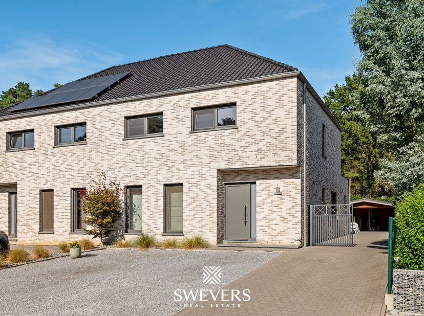 Voor meer info en foto’s, surf naar www.swevers.be – instapklare halfopen bebouwing uit 2017, rustig gelegen aan de Asbergstraat 93 B in Koersel. Met