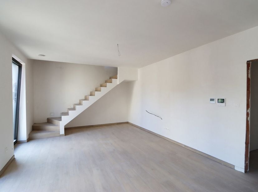 Ben je op zoek naar een instapklaar en energiezuinig duplexappartement met een ruime slaapkamer, verdeeld over de eerste en tweede verdieping, centraa