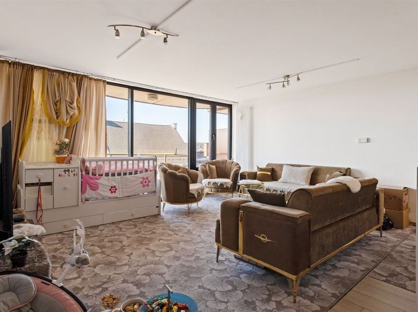 Gelegen in de Plezantstraat te Sint-Niklaas, bevindt dit appartement zich op een uiterst centrale locatie. Je woont hier op wandelafstand van het brui