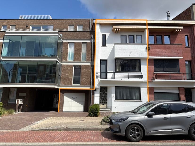 Deze karaktervolle woning is gelegen op een centrale ligging in Ronse, en combineert authentieke charme met een ruime en praktische indeling.<br />
U