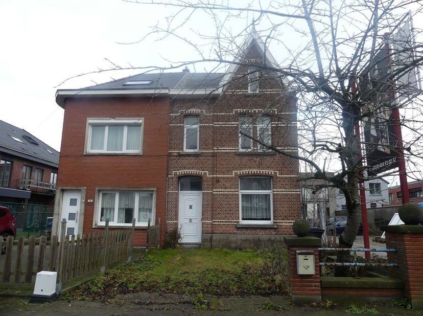 Deze woning beschikt op het gelijkvloers over een inkomhal, een ruime en lichtrijke leefruimte en een keuken voorzien van een lichtkoepel. Verder vind