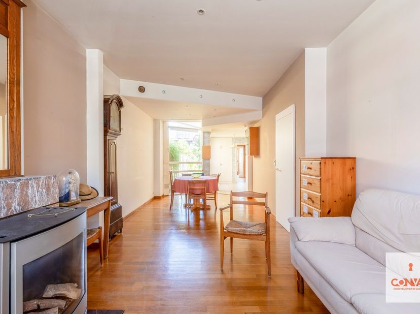 Deze charmante gezinswoning met tuin is gelegen op een perceel van 180m² in Destelbergen, nabij Sint-Amandsberg. Op wandelafstand bevinden zich het Ro