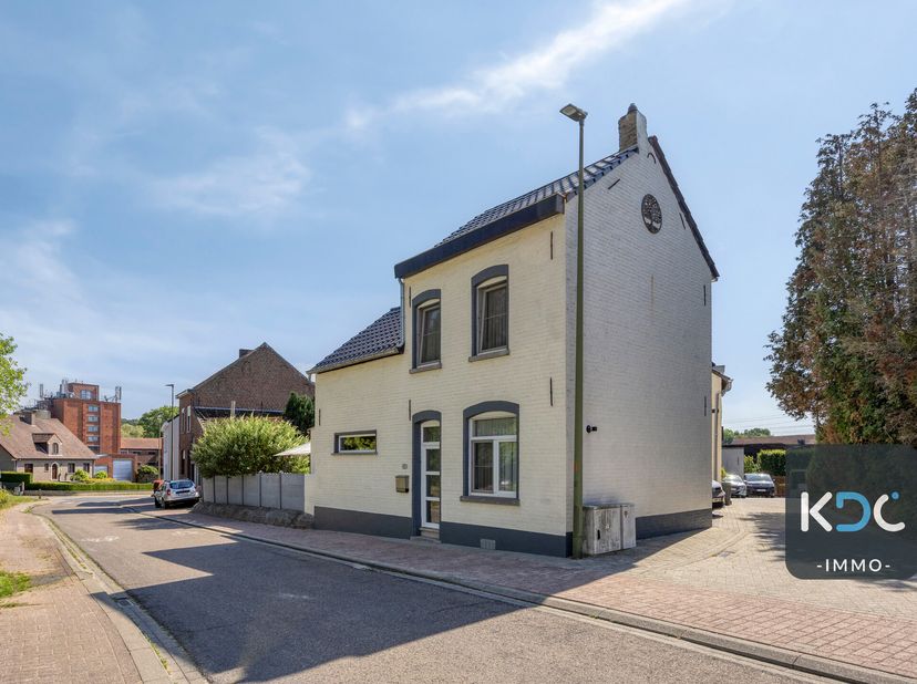 Maison entièrement rénovée avec garage et agréable jardin, idéalement située à proximité du centre de Sint-Joris-Weert. <br />
Cette habitation a béné