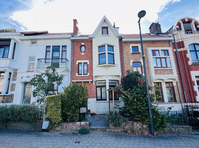 AUDERGHEM, idéalement située proche du métro Beaulieu, dans une rue calme et agréable, charmante MAISON (3Ch/1Sdb/Sdd) en excellent état de ± 150 m² a