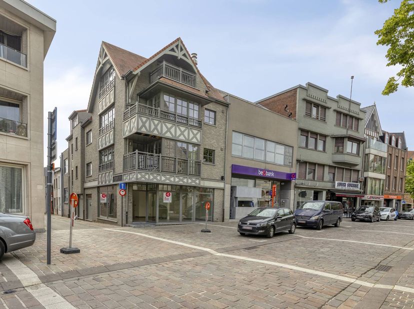 Local commercial récent et prêt à emménager situé en face de l'église, à 20 mètres du Markt and Burg, au coin de la rue à Torhout.<br />
<br />
Excell
