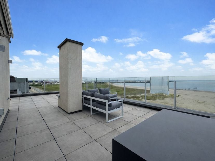 Rarement une propriété comme celle-ci arrive sur le marché. Ce penthouse d'angle exclusif au neuvième étage, situé dans un emplacement de premier choi