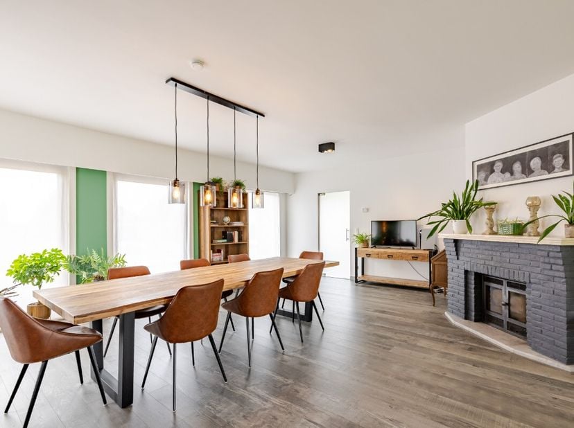 LeefcomfortDeze woning straalt karakter en elegantie uit dankzij haar doordachte architectuur en overvloedige lichtinval. De ruime leefruimte wordt ge