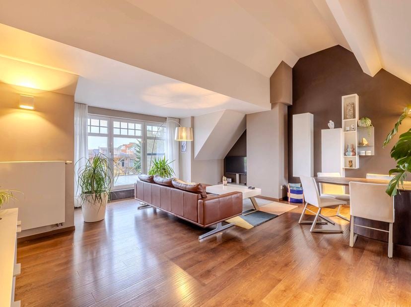 Dit instapklaar appartement is gelegen op wandelafstand van het centrum, wat zorgt voor een uitstekende bereikbaarheid. Daarnaast bevindt het appartem