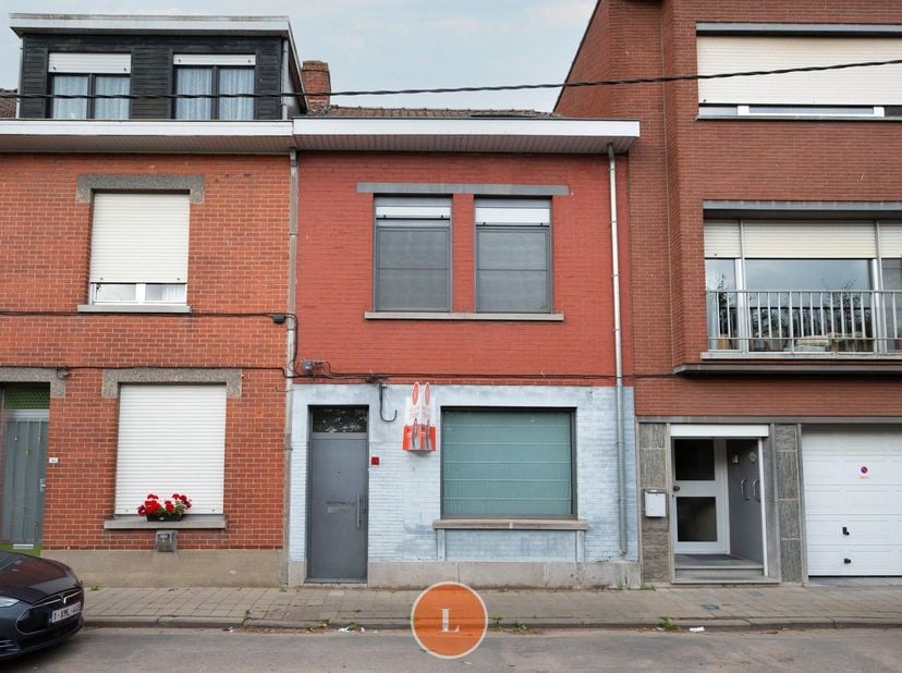 In een doodlopende straat, vlakbij de Leie en in de onmiddellijke nabijheid van belangrijke invalswegen, bevindt zich deze verrassend ruime woning met