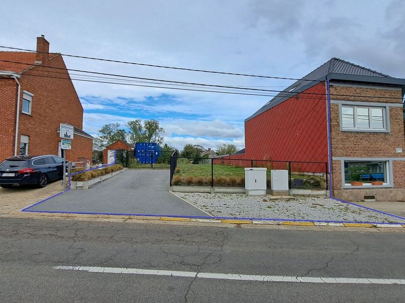 Gelegen nabij de dorpskern van het gezellige Goetsenhoven ligt deze mooie betaalbare bouwgrond van 7a 44ca voor halfopen bebouwing. De oprit is reeds