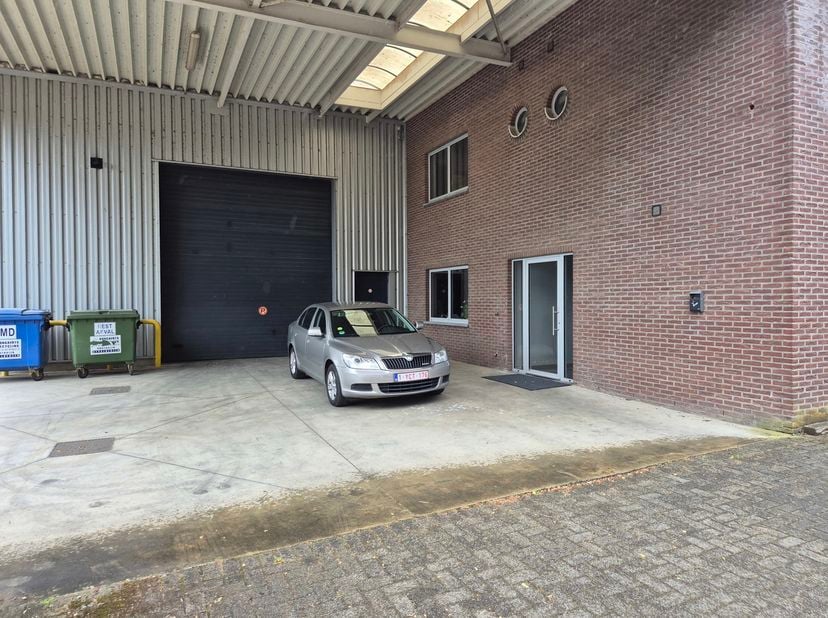 In Dilsen-Stokkem, op het industrieterrein van Rotem, is dit bedrijfspand (bouwjaar 2006) met een oppervlakte van +/-1.660 m² op een perceel van 18a87