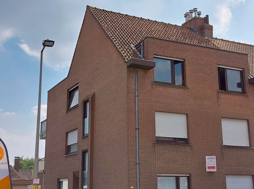Op een boogscheut van het centrum van Wevelgem vinden we dit ruim appartement terug. Het appartement is gelegen in een kleinschalig en rustig appartem