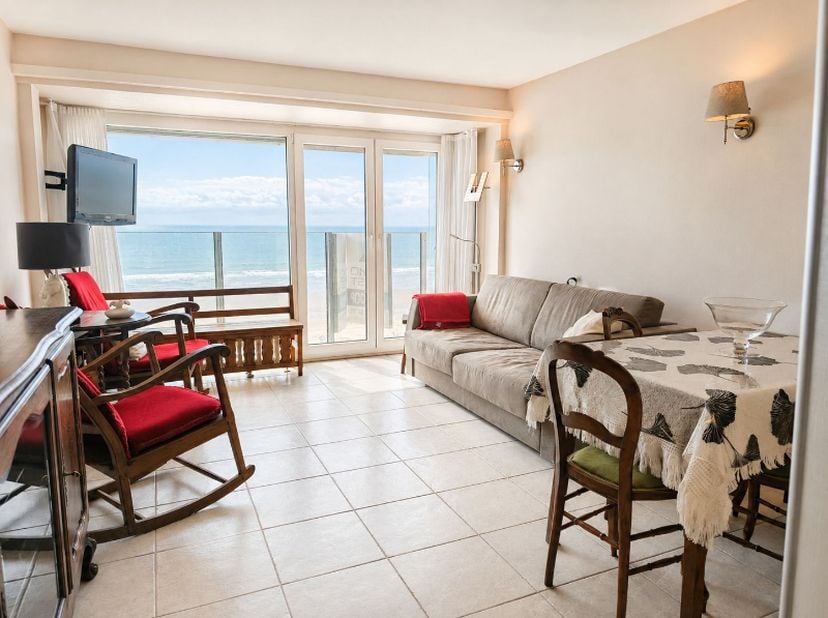 Altijd al gedroomd van een stekje aan zee? Dan is dit een buitenkans ! Dit appartement op de zeedijk van St-Idesbald bestaat uit een slaaphoek, een le