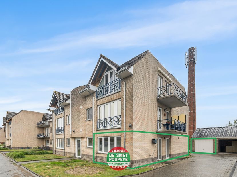 Dit hoekappartement op het gelijkvloers is gelegen in een residentie op een afgesloten terrein, wat zorgt voor een veilig en rustgevend woongevoel. Da