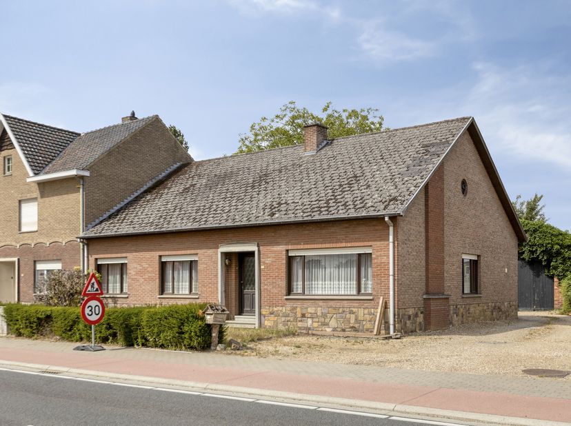 Deze te renoveren woning is gunstig gelegen langs een doorgaande weg, op een boogscheut van het centrum van Oudsbergen. <br />
Dankzij de centrale lig