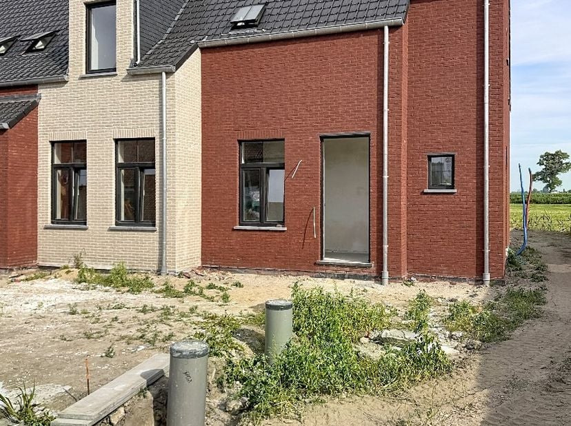 Deze nieuwbouwwoning bestaat uit: inkomhal - toilet - living - keuken - terras - tuin - wasplaats - berging - nachthal - 4 slaapkamers - badkamer - zo