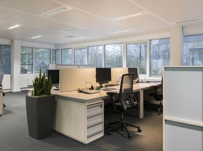 Uitstekend gelegen moderne kantoorruimte van 310 m² te huur langs de R0 met vlotte bereikbaarheid via het openbaar vervoer.<br />
<br />
De instapklar