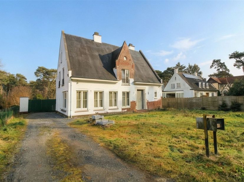 Bent u op zoek naar een ruime, karaktervolle woning die reeds grotendeels werd gerenoveerd, maar waar u nog uw eigen stempel op kan drukken? Dan is de