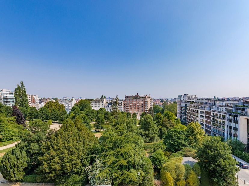 Face au Jardin du Roi, bénéficiant d’une vue dominante remarquable, cet exceptionnel hôtel de maître contemporain a été rebâti dans un esprit classiqu