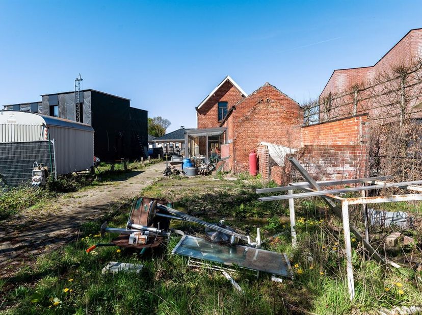 Casco woning met ca 568 m² grond nabij het Kempisch kanaal met mooie wandel- en fietsmogelijkheden.<br />
De woning is helemaal gestript en kan nog vo