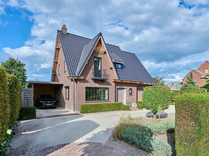 Er zijn van die huizen die je niet zomaar binnenstapt, maar echt binnenkomt. Deze woning is er zo eentje. Met karakter in elke hoek, een warme sfeer d