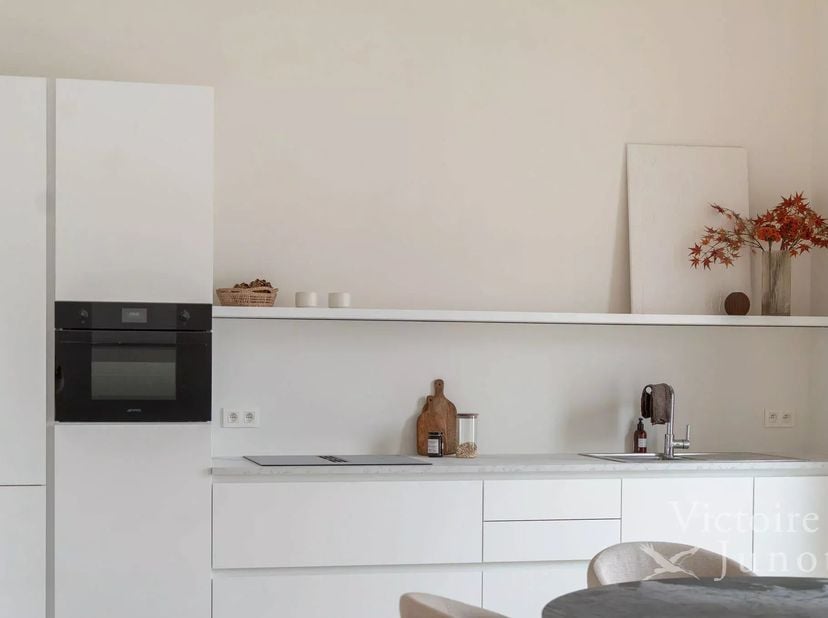 Victoire Junot stelt u dit gloednieuwe appartement met twee slaapkamers voor, voorzien van een prachtig terras aan de achterzijde en gelegen op de twe