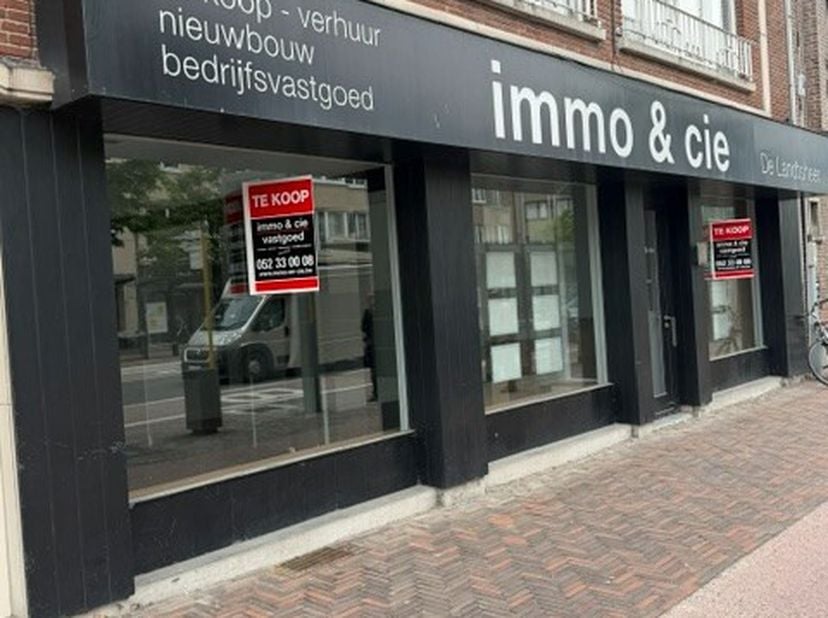 Dit handelspand ( circa 65 m² ) is gelegen op het gelijkvloers met een aparte ingang.<br />
11m etalage breedte, grote visibiliteit. Met een afzonderl