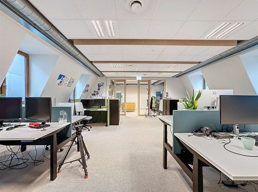 Quartier Botanique - Volledig gerenoveerde kantoorruimte met een terras van +/- 150m² - Op de 3de/4de verdieping: een grote kantoorruimte gescheiden d