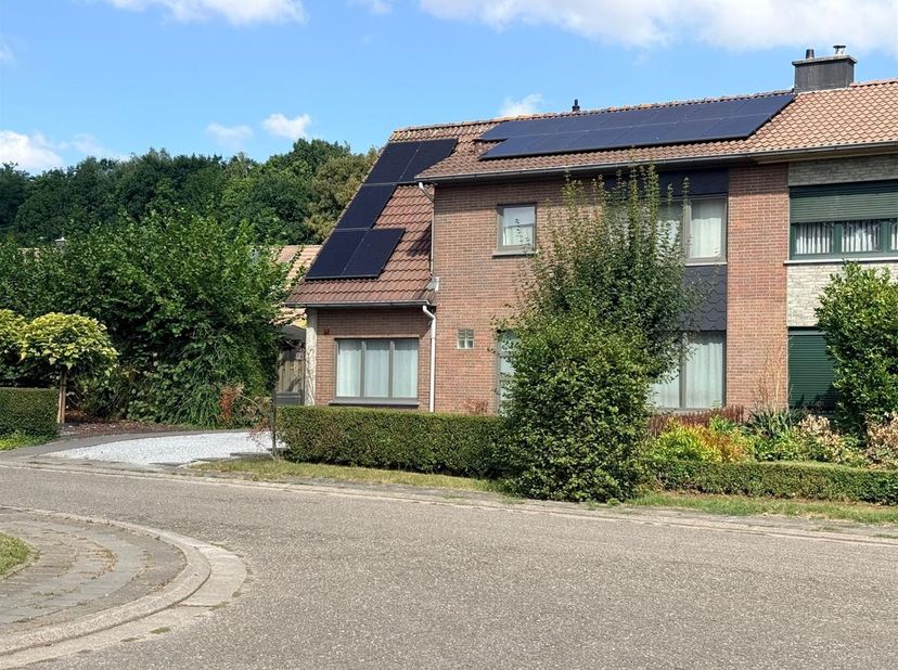 Maison 3 façades économe en énergie, avec un agréable jardin, située dans une rue sans issue.<br />
<br />
Hall d’entrée avec WC séparé et vestiaire,