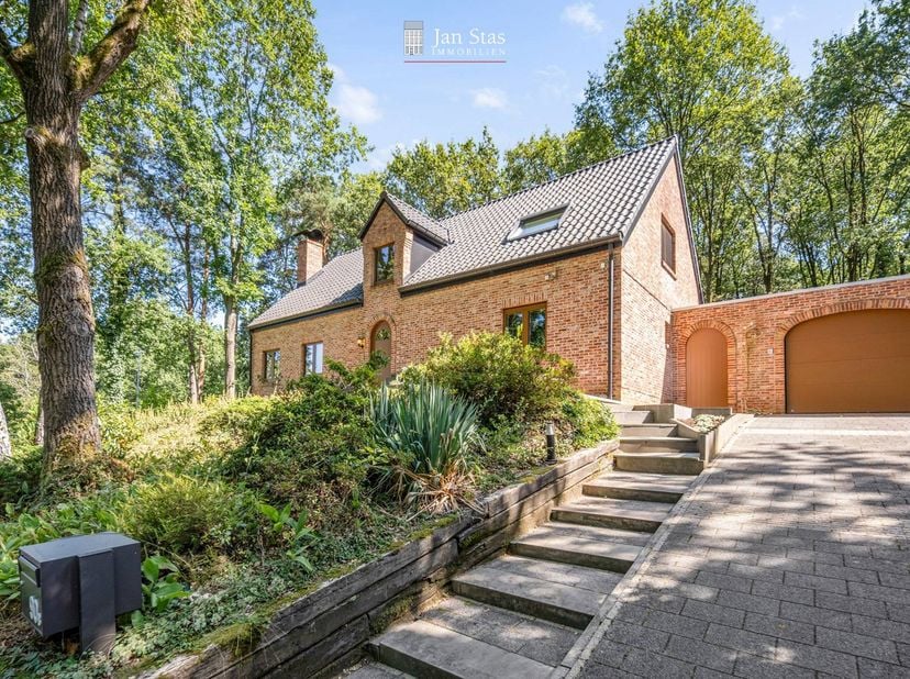 Deze uitstekend onderhouden en instapklare woning is residentieel gelegen op een prachtig perceel van 14a12ca, midden in het groen van de Middelberg t
