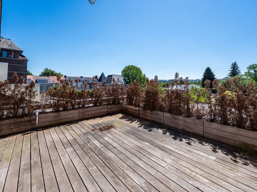 AUDERGHEM – À proximité immédiate du Chant d'Oiseau, du métro Hankar, de l’E411 et de toutes facilités, magnifique appartement triplex de ± 289 m² (se