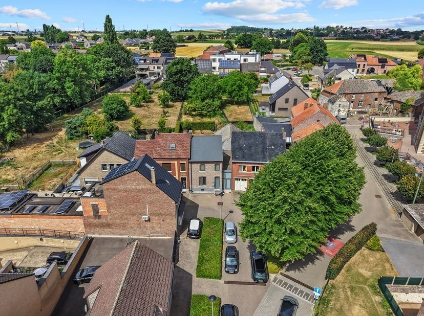 Bent u op zoek naar een gezellige woning met een praktische indeling, aangename buitenruimte en heel wat bergruimte? Dan is deze woning, gelegen aan h