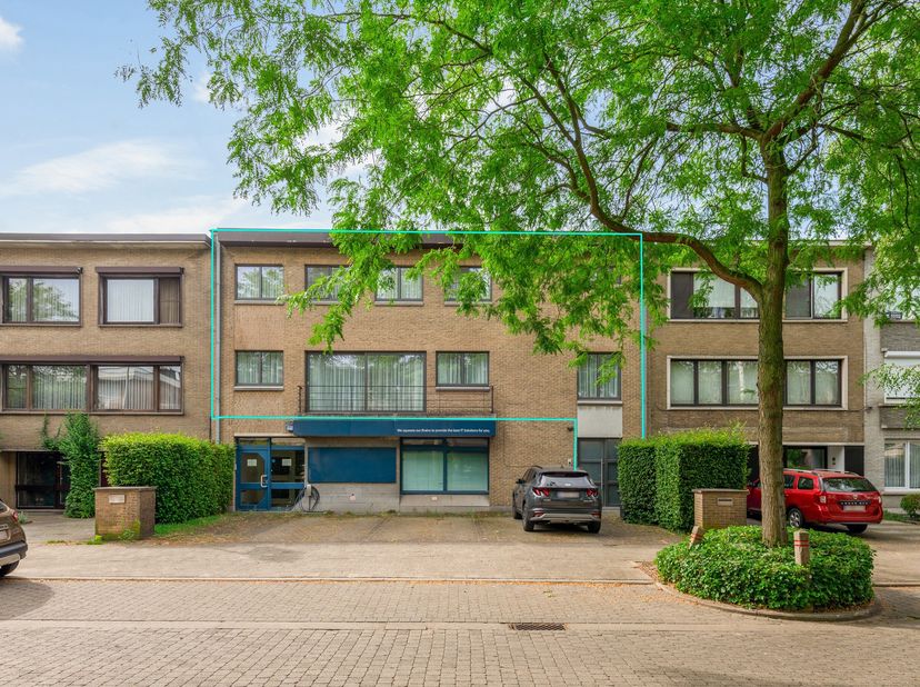 Uitzonderlijk ruim duplex appartement met 5 slpks (ca. 277 m²) en zonovergoten terras + privatieve tuin<br />
Bent u op zoek naar ruimte, comfort én e