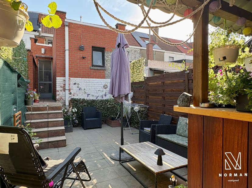 Gezellige instapklare woning met 3 slaapkamers in de Pius X wijk te Kortrijk. <br />
<br />
De woning heeft een inkomhall, lichtrijke open leefruimte