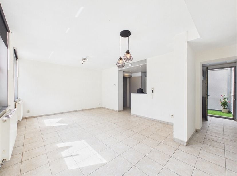 Une belle opportunité pour un premier achat ou un investissement ! Découvrez cet agréable appartement de plain-pied entièrement rénové, idéalement sit