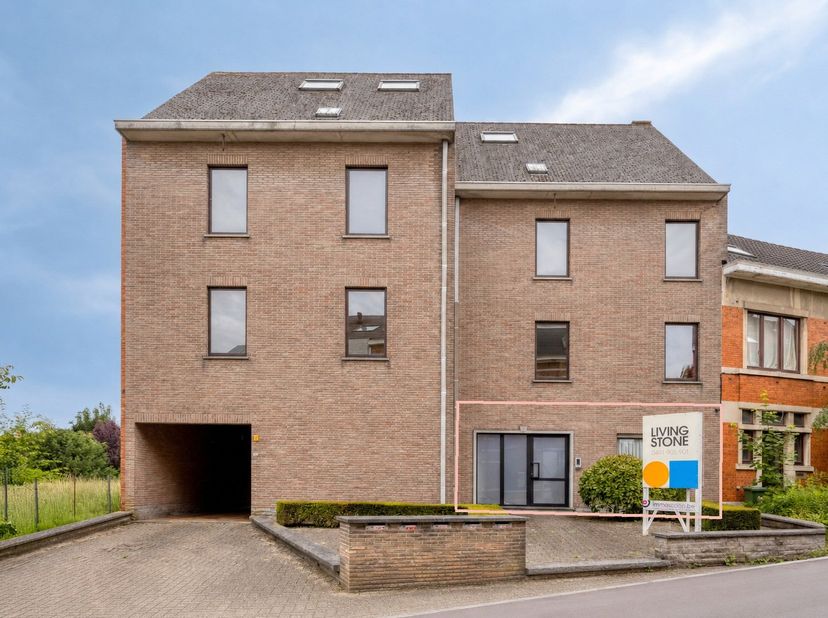 Dit op te frissen appartement met garagebox bevindt zich in een kleinschalige residentie met slechts vijf entiteiten, op een bijzonder rustige locatie