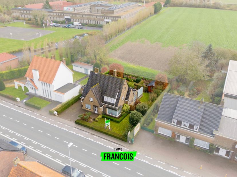 Deze instapklare, magnifieke villa bevindt zich in Kaaskerke, aan de rand van Diksmuide. De ligging is bijzonder gunstig, met tal van winkels, scholen