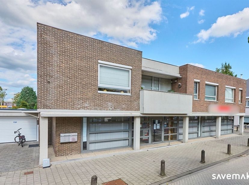 Multifuntionele handelsruimte van 185m² bruikbare oppervlakte en EPC label B.<br />
<br />
Een aparte inkom biedt toegang tot de klantenzone.<br />