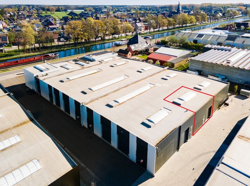 IN OPTIE<br />
Gelegen langs het kanaal Dessel-Schoten. <br />
Mogelijkheid te combineren met Unit 10 +8+12 met in totaal 1,125m² opslagruimte en 126m