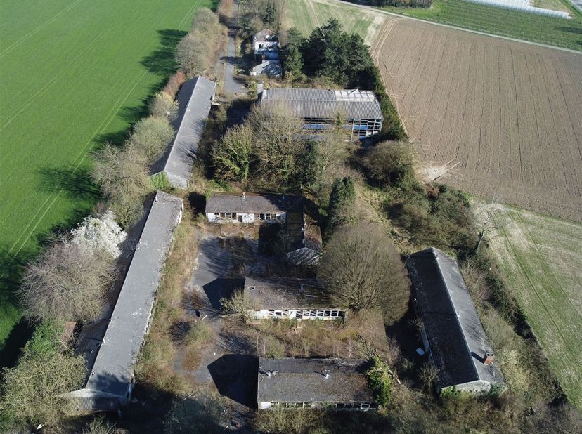 Terrain de 14.672 m2 situé dans une zone de Services publics et d'équipements communautaires. <br />
<br />
Zone destinée aux activités d'utilité pu