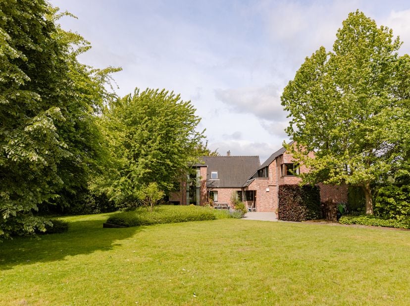 Midden in een groene en residentiële omgeving in Merelbeke bevindt zich deze indrukwekkende villa, discreet gelegen op een uitzonderlijk perceel van m